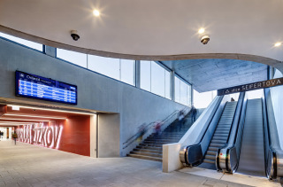 Obr. 10 Pevné schodiště, dva eskalátory a osobní výtah ve výstupu z podchodu za kolejí č. 40b (zdroj: Metrostav a.s.)