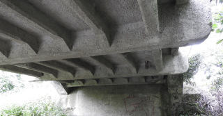 Obr. 10 b Dvoukloubový oblouk s dolní mostovkou, bez chodníků. Vlevo: povrch mostu. Vpravo: podhled mostu – mostovka bez podélných táhel (vodorovná síla z oblouku se přenáší přes klouby přímo do podpěr). Brantice, 1920, L = 32,0 m.