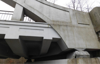 Obr. 16 a ikm oblouk s doln mostovkou uloen na loiska  uspodn mostovky v oblasti ikmho uloen na podpru. Vlevo: Mirotice, 1933, L = 27,5 m, ikmost 76,67 g. Vpravo: Devohostice, 1931, L = 19,7 m, ikmost 80,0 g.