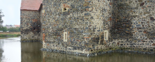 Obr. 16 Kanál je napuštěn a kamenná koruna tvoří horizontální „věnec“ při kontaktu se zdmi hradu
