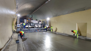 Pokldka betonovch vozovek v tunelu