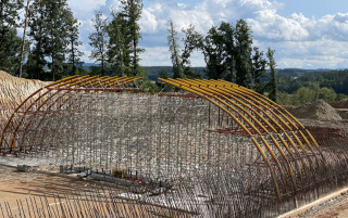 Obr. 09 SO 221 Most pro biokoridor a nadjezd lesní cesty – montáž prostorové podpůrné konstrukce pro realizaci nosné klenbové konstrukce 