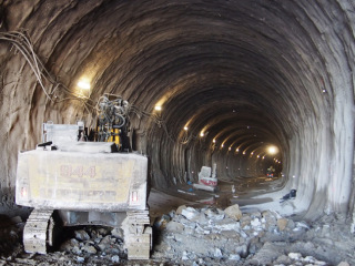 Obr. 12 Profil raženého tunelu s protiklenbou zajištěný primárním ostěním (foto: T. Just)