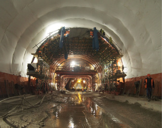 Obr. 13 Sestava izolačního, armovacího a betonovacího vozíku v tunelu (foto: T. Just)