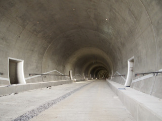 Obr. 11 Pohled do stavebn dokonenho tunelu (foto: T. Just)