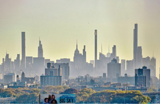 Obr. 01 Silueta mrakodrap Billionaires Row pi pohledu z Harlemu (foto: Brian Aronson)