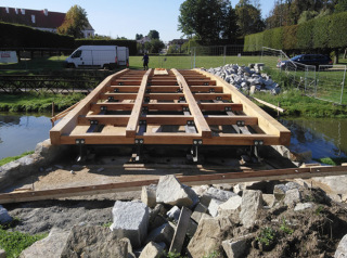 Obr. 12 Pohled na uložení horní dřevěné části na ocelovou konstrukci mostu, 2019