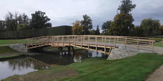 Obr. 01 Celkový pohled na dokončený most, foto ze zámecké zahrady, 2020