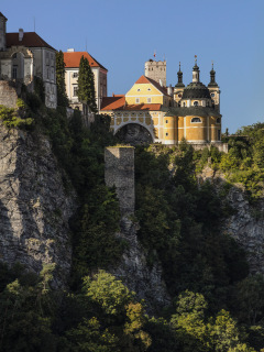 Obr. 24 Detailní pohled na předhradí zámku Vranov nad Dyjí se strážní věží po obnově