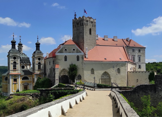 Obr. 01 Pohled z přístupového mostu na středověkou strážní věž zámku Vranov nad Dyjí po obnově, rok 2020