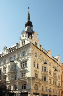 Obr. 1a Příklad městského nájemního domu 2. poloviny 19. a počátku 20. století: Praha – Jose­fov (fotografie K. Kroftová)