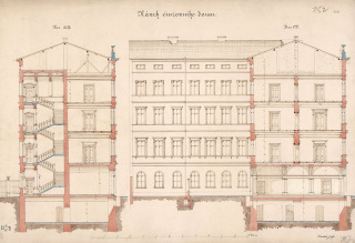 Obr. 2 Řez a řezopohled činžovním domem, A. Duchoň, 1874. Výkres jasně ukazuje rozšíření zdiva směrem k nejnižšímu podlaží v souladu se stavebním zákonem. V suterénu jsou navrženy valené segmentové klenby, ve vstupním vestibulu valené klenby s pasy, na chodbách zrcadlové klenbové. Z řezu jsou také patrné rákosové stropy v místnostech (A NTM, fond 55, i.č. 252). 