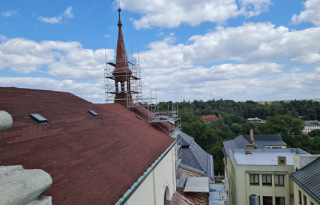 Obr. 06b Pohled na centrální část střechy s krytinou bonský šindel; stav před obnovou (foto: Karel Voldán)
