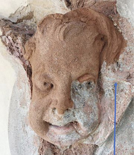 Obr. 08e Doplnění modelace tváře a očí podle zachovalého fragmentu je částečně porovnáním s analogickou modelací hlavy cherubína na jiném místě reliéfu (foto: Radka Levínská)