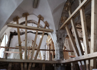 Obr. 17 Hřebínkové klenby objektu renesančního paláce Anny z Rogendorfu se sloupy ze 16. století