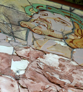 Obr. 18 XI. zastaven. Detail Krista ukazuje destrukci keramickho stepu ve hmot a dvod, pro bylo nutno jt cestou vytvoen novch originl