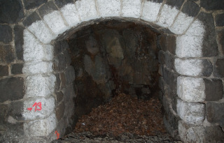 Obr. 8 Obnažený horninový masiv v zadní stěně záchranného výklenku