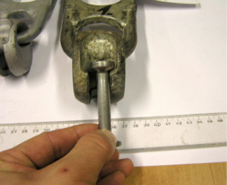 Obr. 6 Detail umístění transportní kotvy v oku 2,5 t – kotva umístěná u okraje mezery, patrná je extrémně velká vůle na levé straně mezi zhlavím kotvy a okem