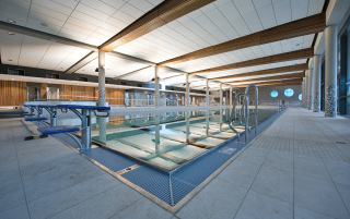 Obr. 17 Pohled od napuštěného plaveckého bazénu, v pozadí rekreační bazén, parní kabiny a prostor pro plavčíka