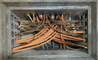 Obr. 6 Pklad kabelov achty a veden kabel v chrnikch pod chodnkem