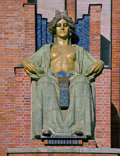 Obr. 11 Pohled na zrestaurovan trn a keramickou sochu