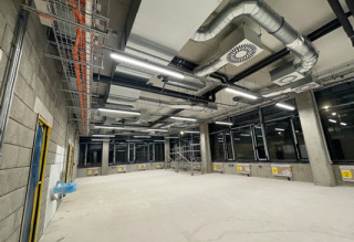 Obr. 06b Interir stavby  stropy jsou odhaleny tam, kde to umouje akustika, zatmco podlahy zstvaj robustn a betonov