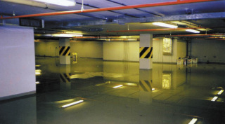 Obr. 2 Podzemní hromadné garáže po kolapsu vodotěsné ochrany proti podzemní vodě