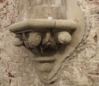 Obr. 06 Bohat zdoben kamenn patka ebra klenby, stav ped restaurovnm