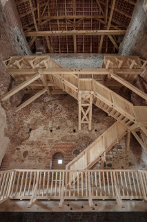 Obr. 22 Hrad Bauska – podhled v interiéru věže na dolní pavlač a schodiště s pavlačí na 3. úrovni, 2021 (foto: Reinis Hofmanis) 
