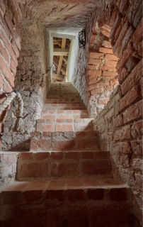 Obr. 14 Hrad Bauska – obnovené schodiště ve hmotě zdiva věže, 2021 (foto: Reinis Hofmanis)