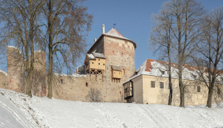 Obr. 26 Velká věž hradu Bauska po obnově, zima 2021 (foto: Reinis Hofmanis) 