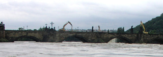 Obr. 04b Stav Karlova mostu po povodni 1890, zabezpeen Karlova mostu pi povodn 2002 (zdroj: Povod Vltavy, s.p.)