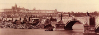 Obr. 04a Stav Karlova mostu po povodni 1890, zabezpečení Karlova mostu při povodní 2002 (zdroj: Povodí Vltavy, s.p.)
