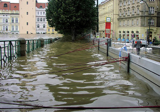 Obr. 12 Moderní montované protipovodňové stěny, Novotného lávka v Praze, srpen 2002 (zdroj: Povodí Vltavy, s.p.)