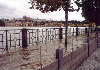 Obr. 10 Moderní montované protipovodňové stěny, Smetanovo nábřeží v Praze, srpen 2002