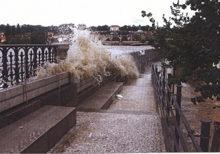 Obr. 13 Moderní montované protipovodňové stěny, nábřeží před hotelem Four Seasons v Praze, srpen 2002 (zdroj: Povodí Vltavy, s.p.)