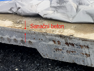 Obr. 14 Sanan beton v desce nad pedpnacmi kabely