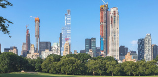 Obr. 01 Pohled z Central Parku na rozestavěnou věž CPT (druhá zprava), částečně stíněnou věží 220 Central Park South, červenec 2018 (zdroj: NyConstructionphoto.com)