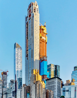Obr. 03 Prostorová kolize rozestavěné věže CPT (březen 2018) s dokončovaným mrakodrapem 220 Central Park South (zdroj: James Ayala)