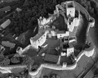 Obr. 02 Letecký pohled na areál hradu Rabí