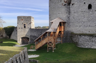 Obr. 01 Pohled z mostu u tzv. Starých pokojů hradu na dokončenou konstrukci schodiště – vlevo vstupní brána, stav v roce 2023
