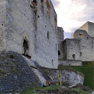 Obr. 04 Prostor po odstranění provizorní schodišťové konstrukce – obnažený vstupní otvor do paláce hradu, stav v roce 2021