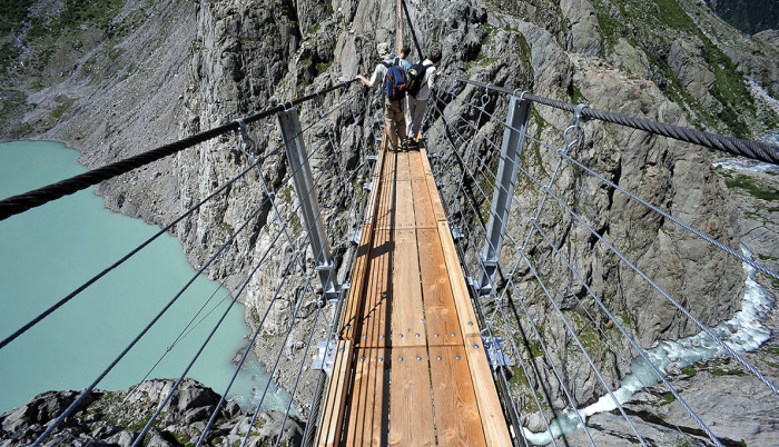 Obr. 01a Lvka Trift, vcarsko (zdroj: https://rove.me/to/switzerland/the-trift-bridge) 
