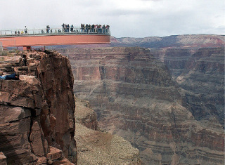 Obr. 06 Vyhldkov chodnk v Grand Canyonu, USA (zdroj: https://portugese.fansshare.com/gallery/photos/18874141/grand-canyon-skywalk-looking-down-grand-canyon/)