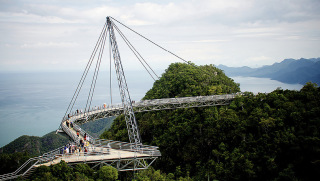 Obr. 07 Lávka Langkawi Sky Bridge, Malajsie (zdroj: https://thesmartlocal.com/read/adventure-langkawi/)