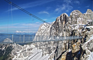 Obr. 02b Lávka Dachstein, Rakousko (zdroj: https://www.rittis.com/en/ramsau-schladming/dachstein-glacier) 