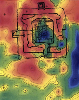 Obr. 02 Vyhodnocení povrchů v okolí šachtového hrobu termo­kamerou, kde se jednoznačně promítají výškové úrovně, tedy i dno sarkofágové komory