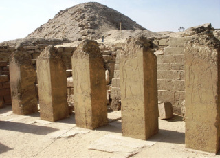 Obr. 16 Umístění mastaby je určitým psychickým rysem/prvkem stavebníka – umístil ji těsně před pyramidu krále. Mastaba jistým způsobem stínila tuto pyramidu.