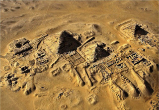 Obr. 21 Letecký pohled na Abúsír. Na levé straně je odkryta dispozice hrobu královny Chentkaus.