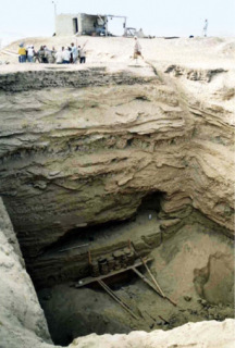 Obr. 04 Postupně hloubená šachtová hrobka, jejíž stěny podléhaly postupně lokálním destrukcím